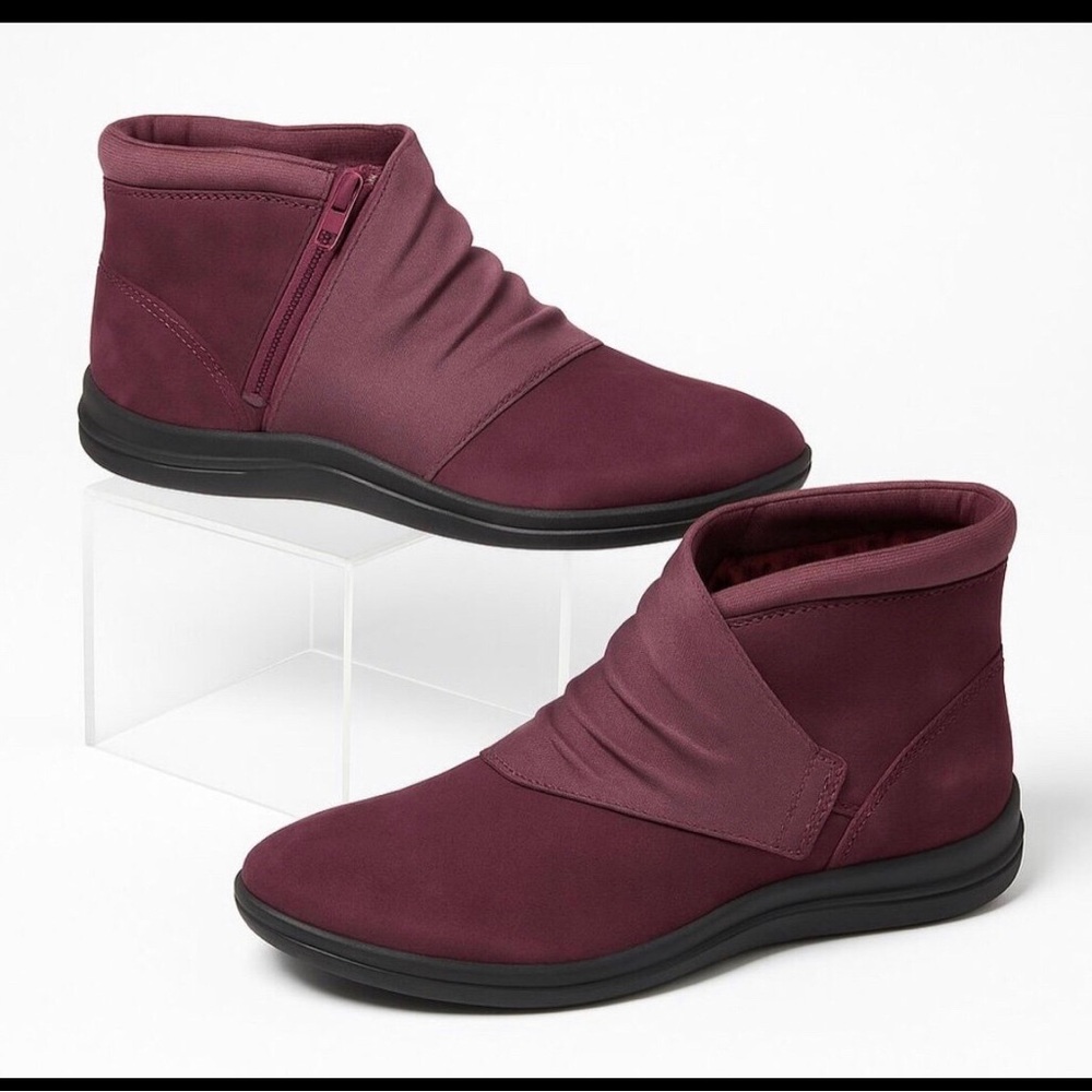 NWOT Clarks Cloudsteppers Purple Burgundy Ankle Booties Boots 9 Fall Winter